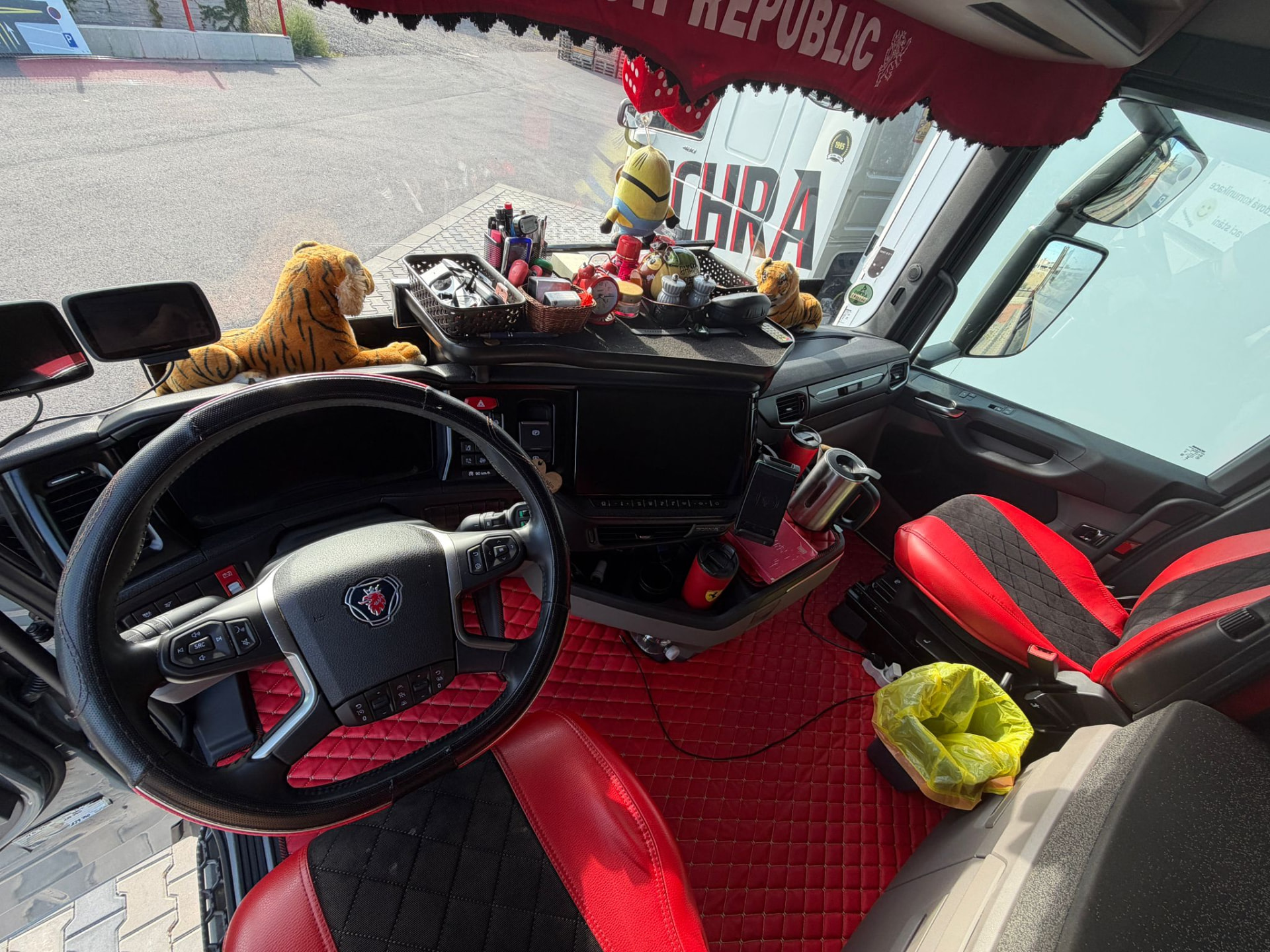 Palubní deska a dvě sedačky v kabině SCANIA