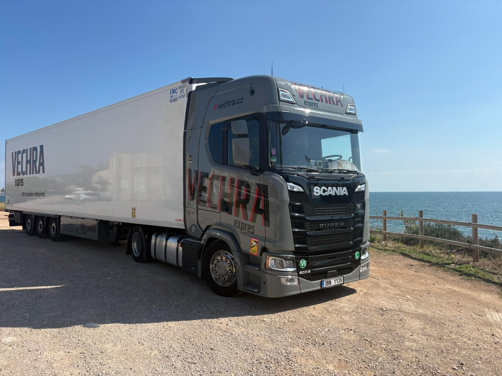 SCANIA S500 s FRIGO návěsem VECHRA expres u španělského pobřeží