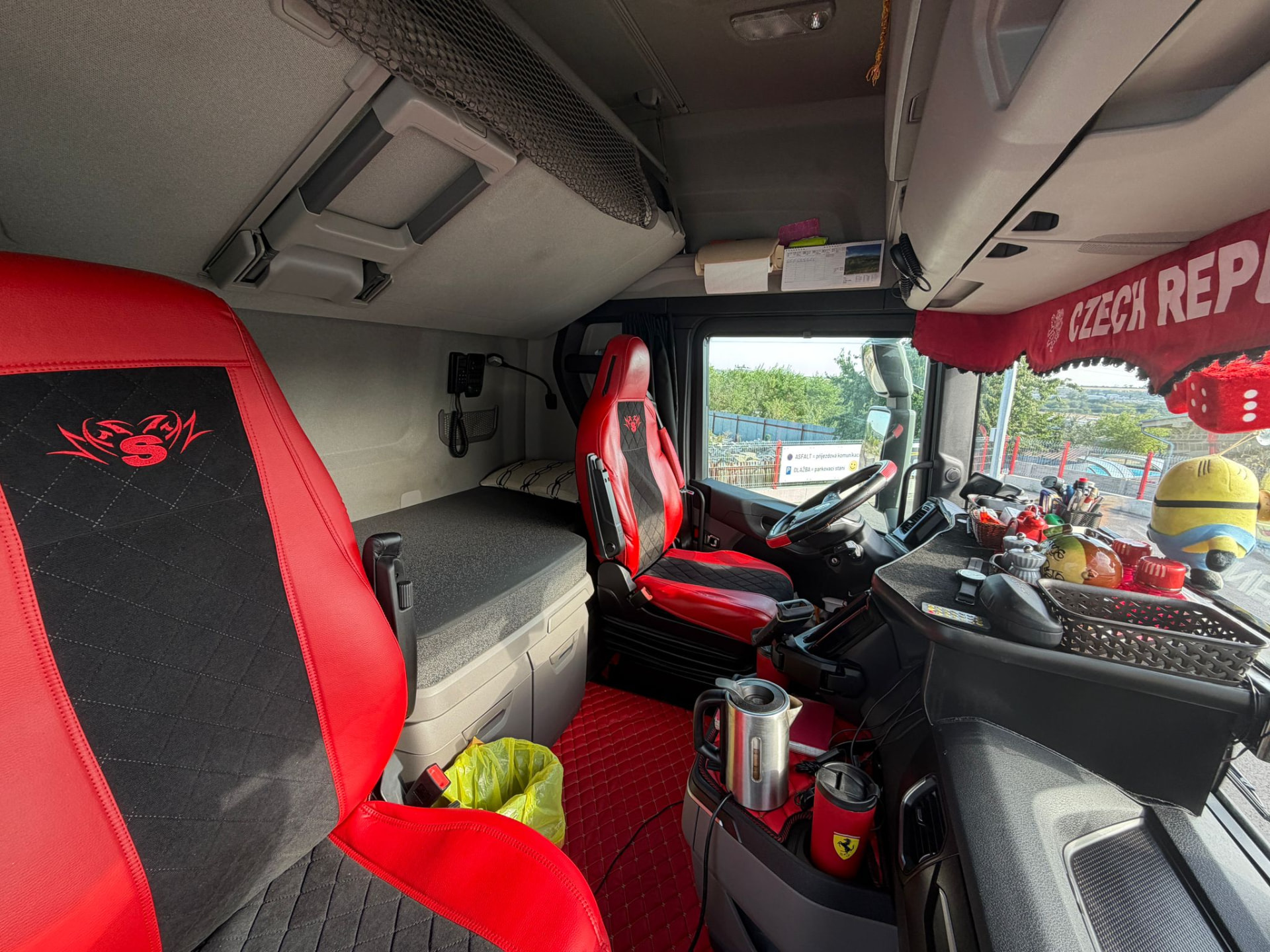 Lehátko a zadní část kabiny SCANIA TOPLINE